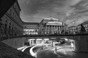 Jak się ubrać do teatru na komedię mężczyzna
