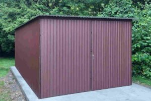 Garaż blaszany 3 stanowiskowy – czy warto inwestować w tak dużą przestrzeń